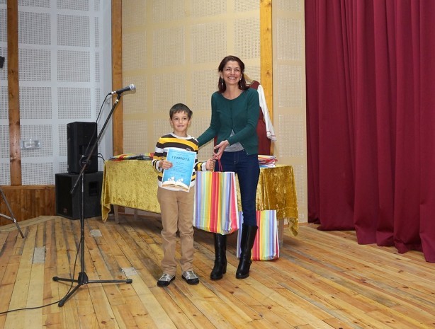 Efe Bayriam, first prize winner in the second age category, captured the selection committee with his poem 'Cherished homeland'